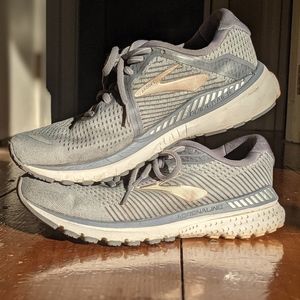 Brooks Adrenaline GTS 20 size 8.5 wide in Gray
